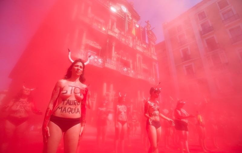 Protest topless la Pamplona față de coride și cursele cu tauri | FOTO