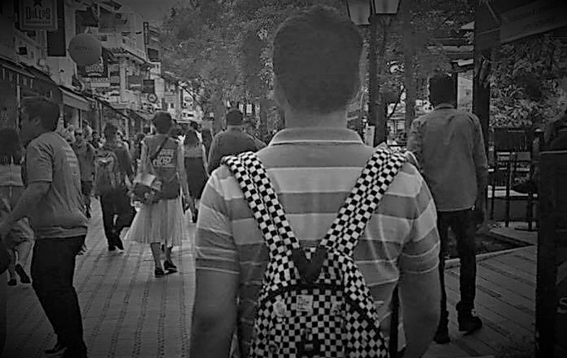 Homosexualitatea și elefantul din cameră. Povestea lui George, un gay ținut ”în dulap”, lângă un steag LGBT