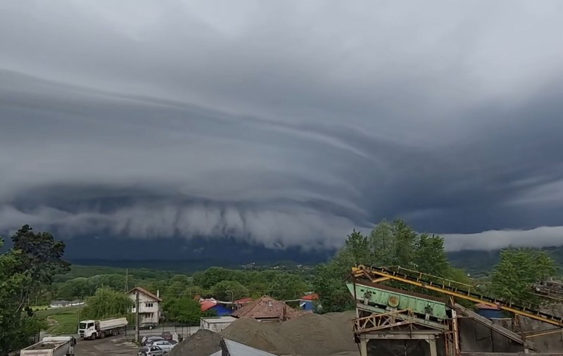 Cum a arătat norul arcuș, „shelf cloud", care prevestește furtuni puternice, în Vâlcea