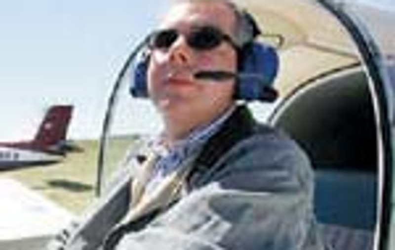 Desi orb, va pilota un avion