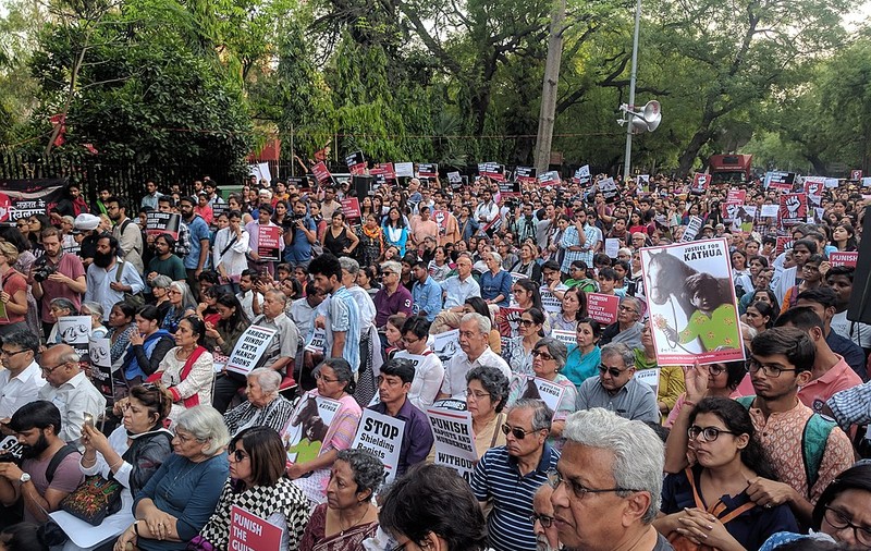 Trei bărbați, condamnați la închisoare pe viață pentru răpirea, violarea și uciderea unei fetițe de 8 ani din India