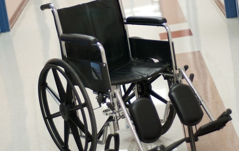 O femeie invalidă a fost jefuită de un bărbat tot invalid