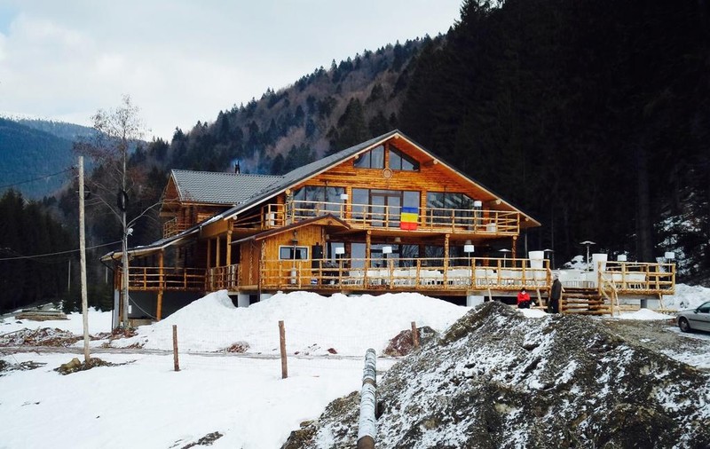 FOTO/ Cum arată și ce prețuri are cabana lui Adrian Năstase din Azuga