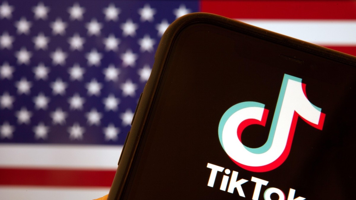 Imagine creativă cu logoul TikTok într-un telefon suprapus pe stegul Americii și cel al Chinei Foto: Profimedia