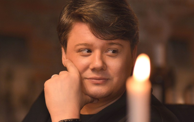Clădiri ce stau să se dărâme şi în care bate vântul ca afară! În astfel de locuri susţine Fuego concerte! Ce spune artistul despre asta!