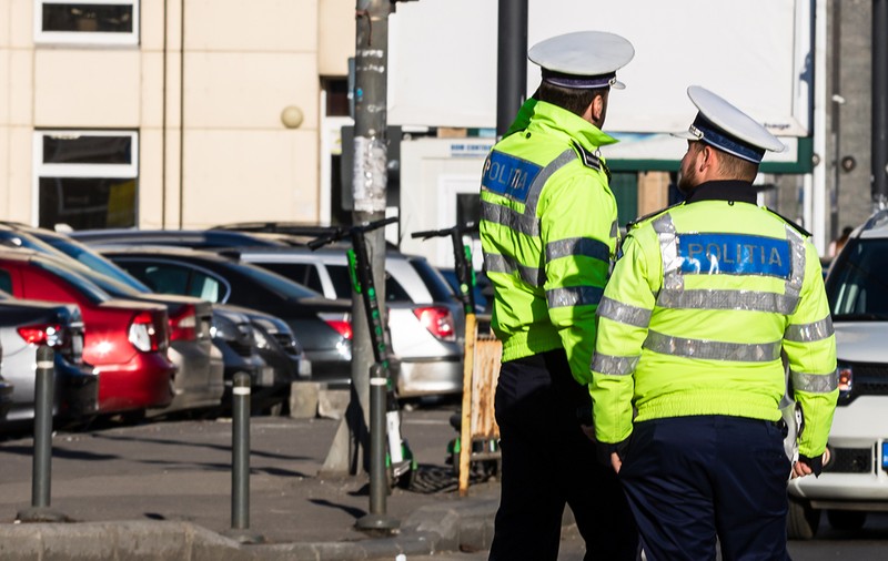 Un șofer a sunat la 112 să spună că polițiștii care l-au oprit în trafic sunt băuți. Motivul pentru care a fost amendat