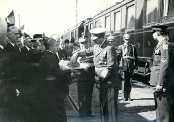 1937, Regele Carol al II-lea, ctitorul Gării, și Principele Moștenitor, Mihai în Gara Băneasa. Foto credit: Familia Regală a României