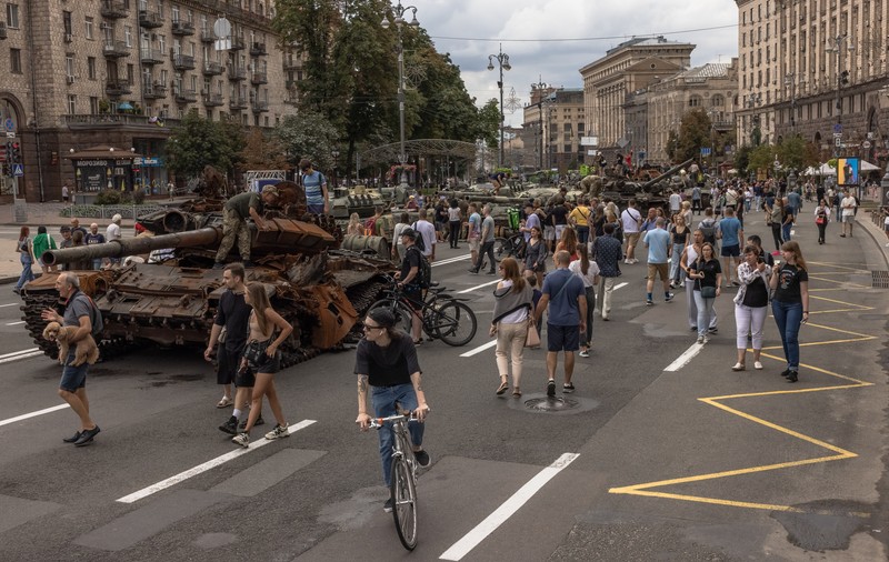 Ucrainenii au organizat la Kiev, chiar înainte de Ziua Independenței, "parada" tancurilor rusești distruse. Ce glumă circulă în mediul online