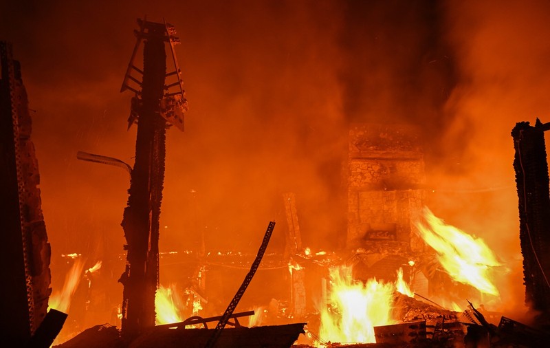 Casele a zeci de vedete americane au ars în incendiile devastatoare din Pacific Palisades. Paris Hilton: „Distrugerea este inimaginabilă” VIDEO