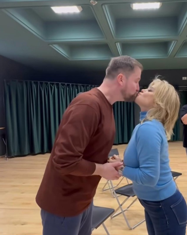 Loredana Groza, surprinsă când se săruta cu un actor celebru. Horia Brenciu și Anca Țurcașiu au asistat la moment