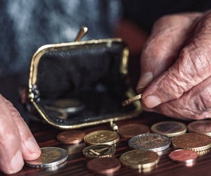 femeie numara monede euro ajutor social germania