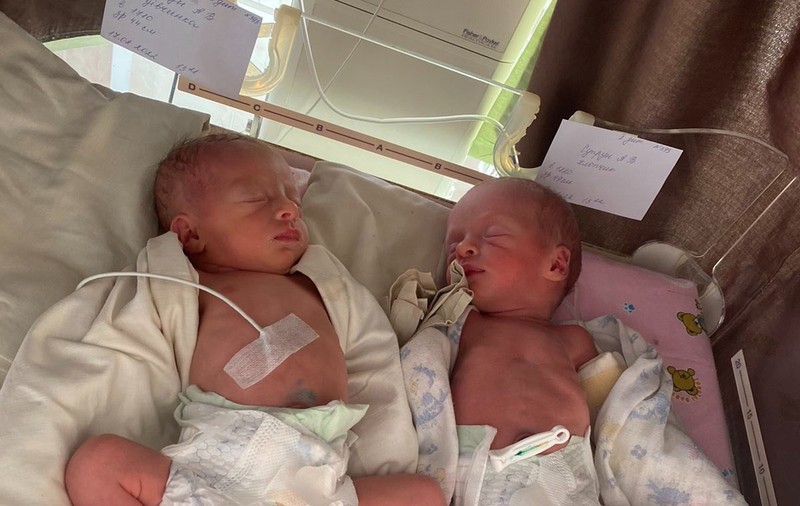 Sute de copii ucraineni, salvați din iadul războiului. Fundația „Mama i nemovlya”, din Ucraina, îi scoate pe micuți de acolo și îi duce în spitale din Europa