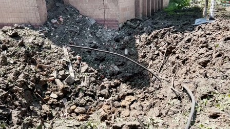 Craterul lăsat de un obuz care a căzut în cartierul muncitoresc