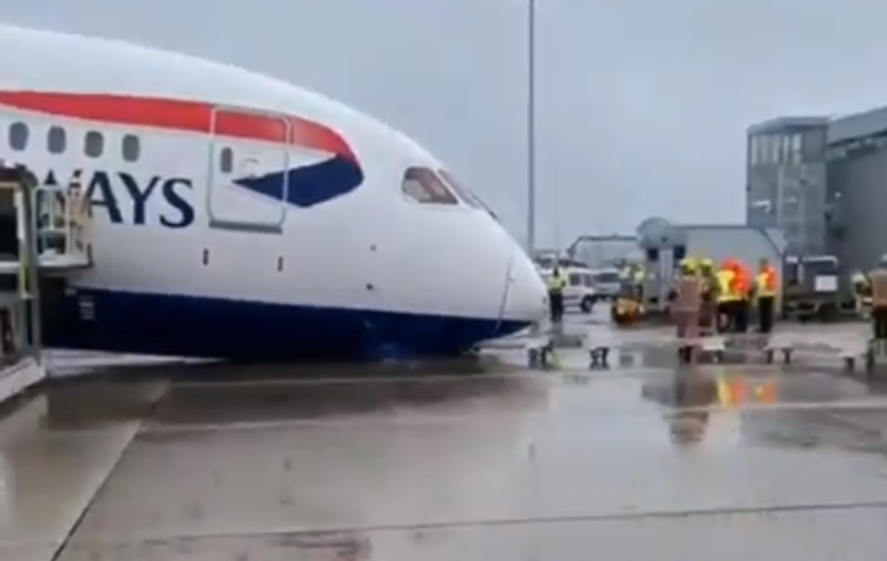 Un Boeing 787, parcat într-un aeroport din Londra, a căzut în „bot”