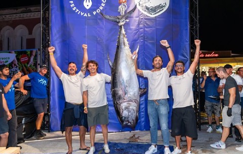 Patru bărbați pozează lângă un ton de 160 de kilograme la festivalul TunIstra din Croația
