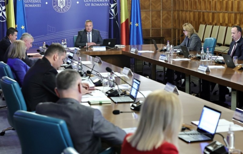 Guvernul suspendă angajările la stat până la finalul anului