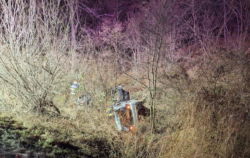 Șase adolescenți s-au răsturnat cu mașina condusă de un șofer de 19 ani la Hula Bradului, în Sibiu. Toți au ajuns răniți la spital