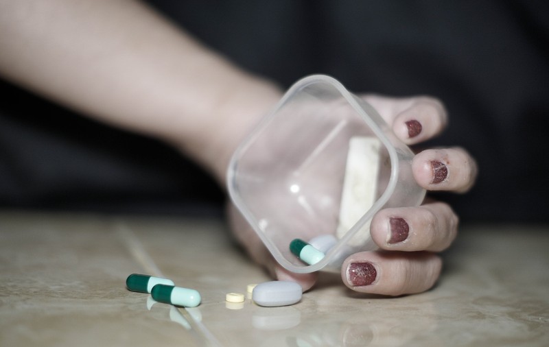 O fetiță de 13 ani din Prahova a încercat să se sinucidă înghițind un pumn de medicamente