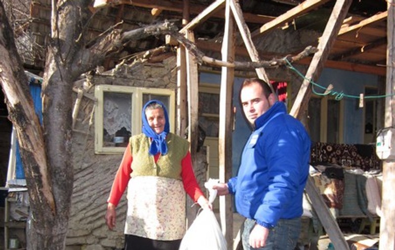 Pentru Crăciun, salvatorii BGS au dus alimente sărmanilor din localitatea buzoiană Chiliile