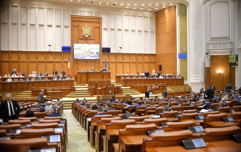DOCUMENT | Modificări la Codul Muncii. Bugetarii pot lucra 5 zile pe lună de acasă. Ce mai prevede noua lege