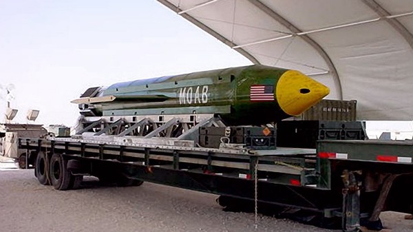  GBU-43/B, cunoscută sub numele de „mama tuturor bombelor” (MOAB)