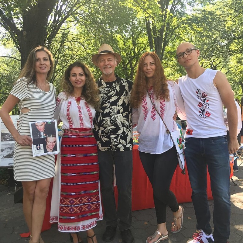 Anamaria Ferentz înconjurată de prieteni, români din New York