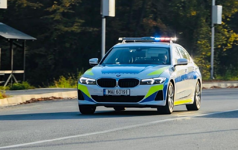 Un bărbat a fost bătut în Ploiești, în mijlocul zilei, de mai multe persoane. A fost avariat și un autoturism