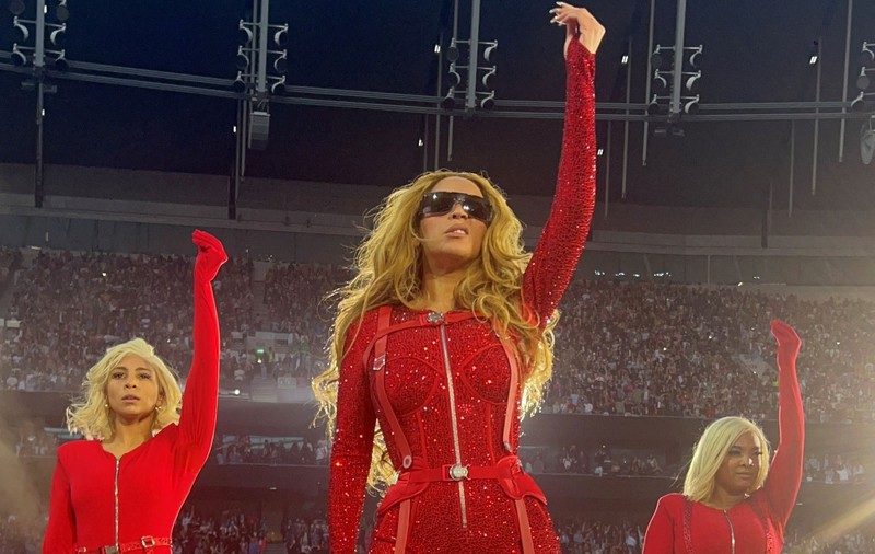 Un fan a scos la licitație ochelarii de soare aruncați în public de Beyoncé, la concertul de la Londra. Care este suma de plecare