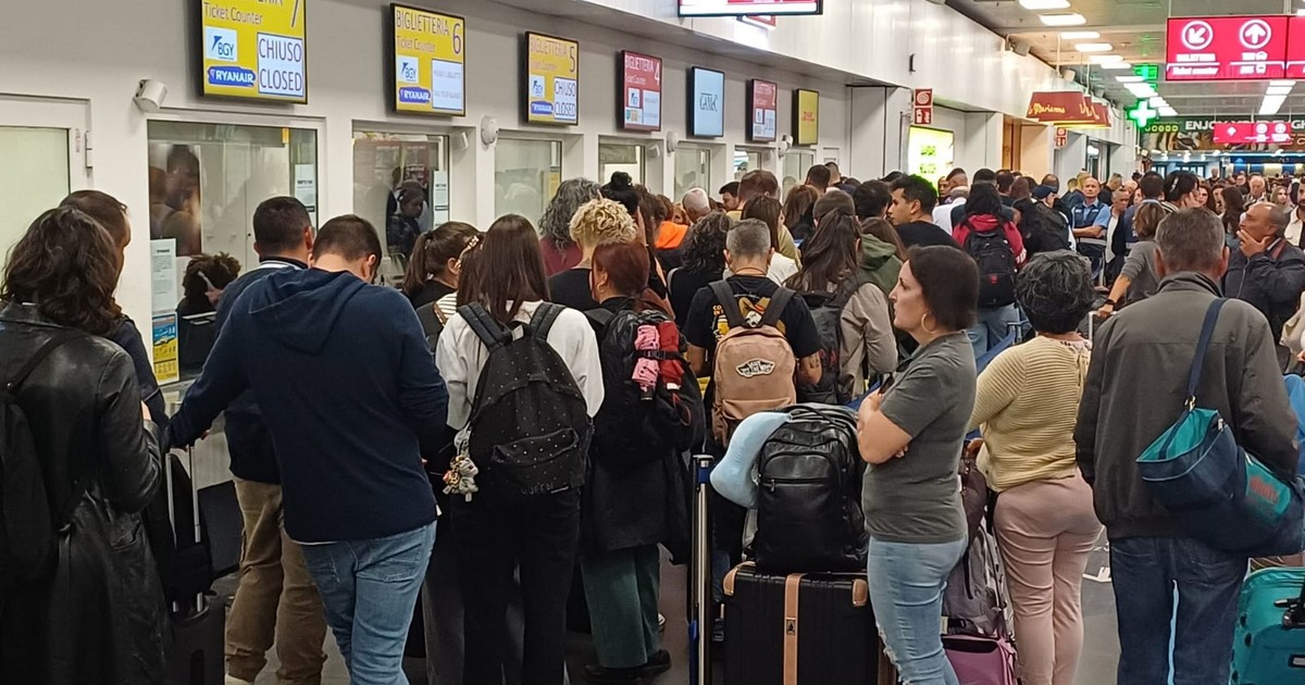 Imagine cu mai mulți pasageri care așteaptă în aeroportul Orio Al Serio. Fotografie din octombrie 2024