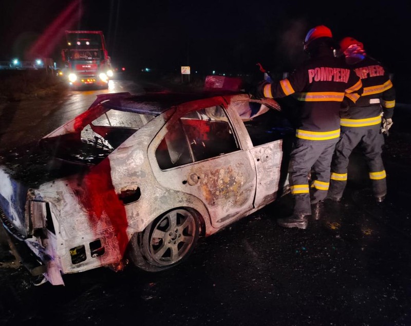 Tânără de 21 de ani salvată în ultima clipă dintr-o mașină care a ars în totalitate, după un accident în Galați