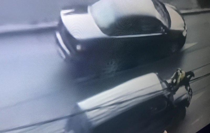 Curier pe bicicletă de la o firmă de livrare, luat pe capotă după un conflict în trafic, în București