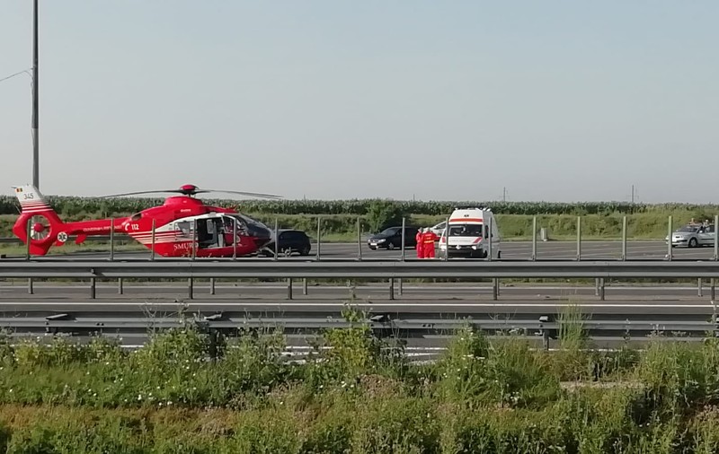 Accident grav pe Autostrada Soarelui. Un șofer a intrat cu viteză într-o benzinărie și a lovit un trecător!