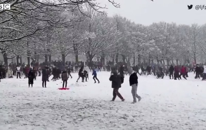 Doi britanici, amendați cu câte 11.000 de euro, după ce au organizat o bătaie cu bulgări de zăpadă într-un parc din Leeds
