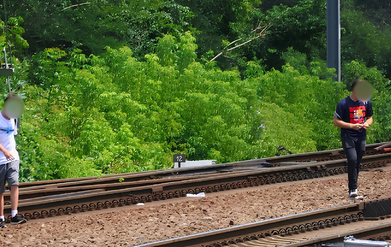 CFR trage un semnal de alarmă după ce doi tineri au fost surprinși pe șine în stația Băneasa, unde trenurile circulă cu 160 km/h