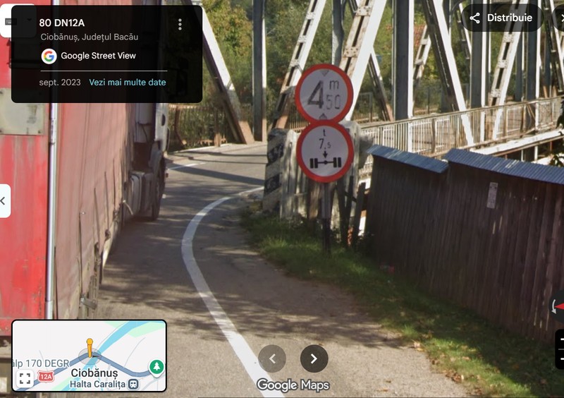 La capetele podului sunt instalate două indicatoare Sursa foto: Google Maps