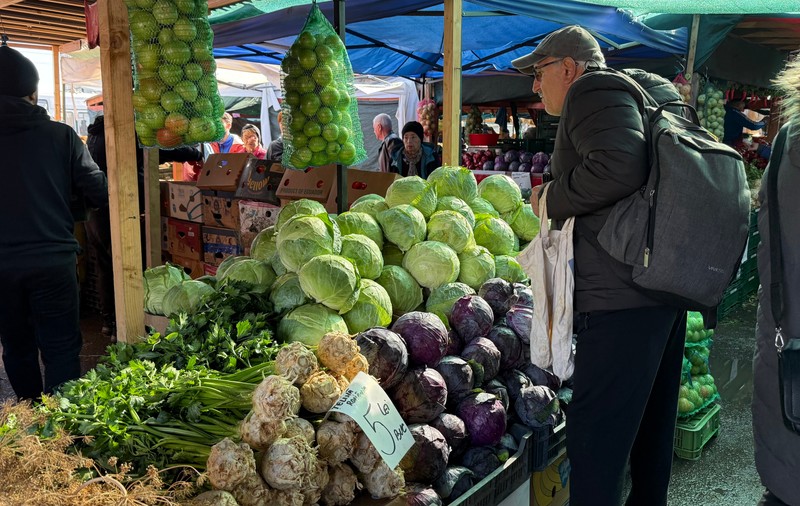 Murăturile din Piața Obor s-au scumpit mai mult decât carnea. „Cum să coste hreanul atât?! Rasolul de porc e la 14 lei în hală, am înnebunit?!”