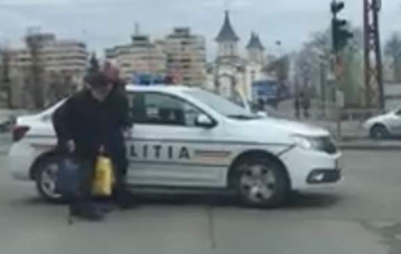 VIDEO | Un polițist a oprit traficul într-o intersecție aglomerată pentru a ajuta un bătrân să traverseze