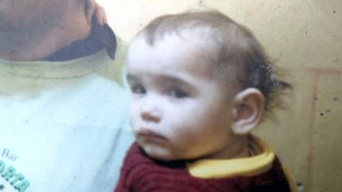 Presupusul criminal al Esterei, fetița de cinci ani batjocorită și omorâtă în Baia Mare, a fost prins. Polițiștii au reținut miercuri un tânăr de 17 ani care