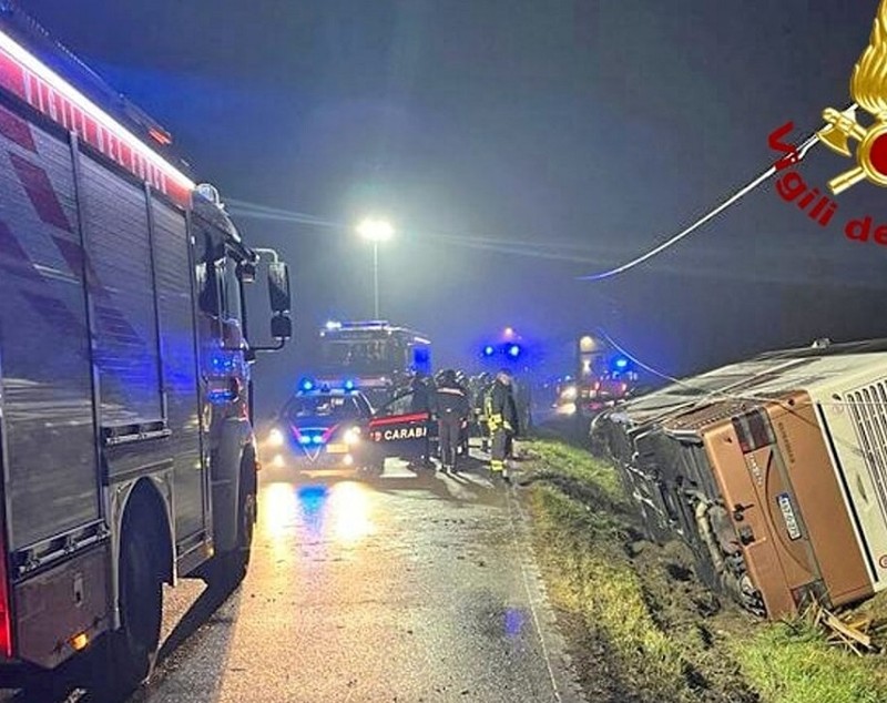 Un autocar cu 79 de turiști s-a răsturnat în noaptea de Anul Nou. Oamenii se întorceau de la Veneția, unde fuseseră să vadă focurile de artificii