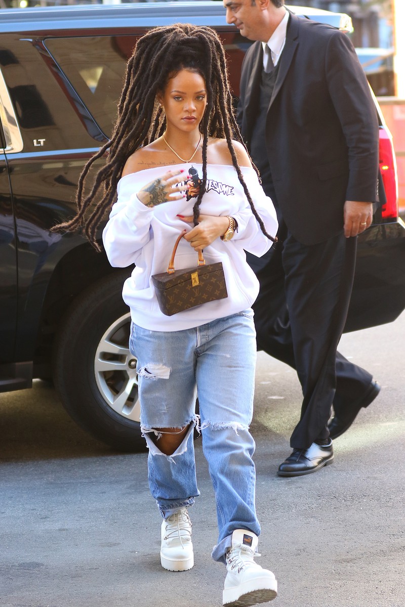 Rihanna, la o plimbare pe străzile din New York