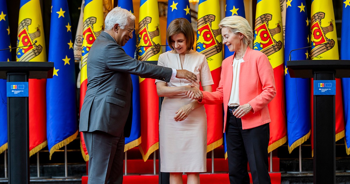 Președintele Consiliului European, Antonio Costa, împreună cu președinta Republicii Moldova, Maia Sandu, și președinta Comisiei Europene, Ursula von der Leyen, la summitul UE-Moldova din Republica Moldova