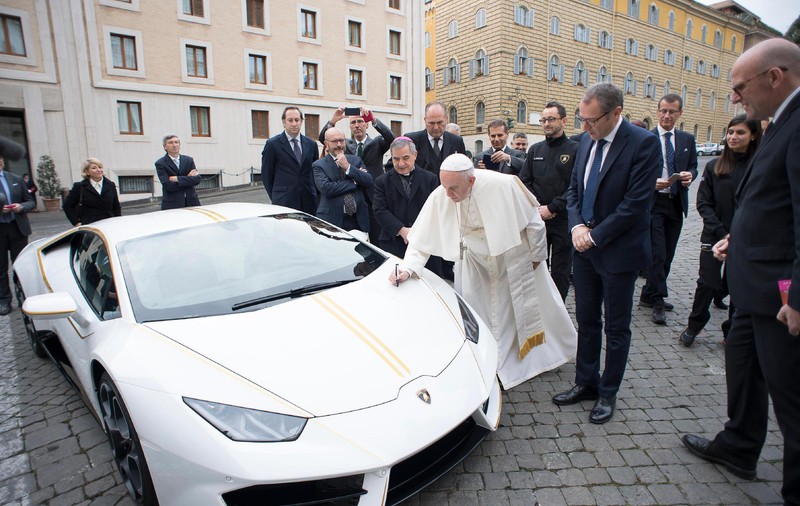 FOTO| Papa Francisc vinde un Lamborghini la licitație pentru a ajuta creștinii din Irak
