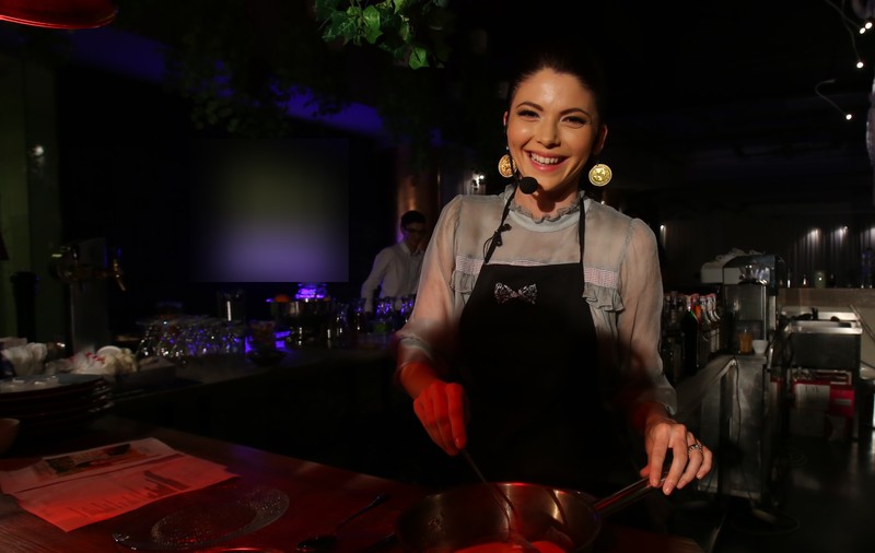 Anca Lungu a făcut show în bucătărie! Uite cât de SEXY s-a îmbrăcat | FOTO