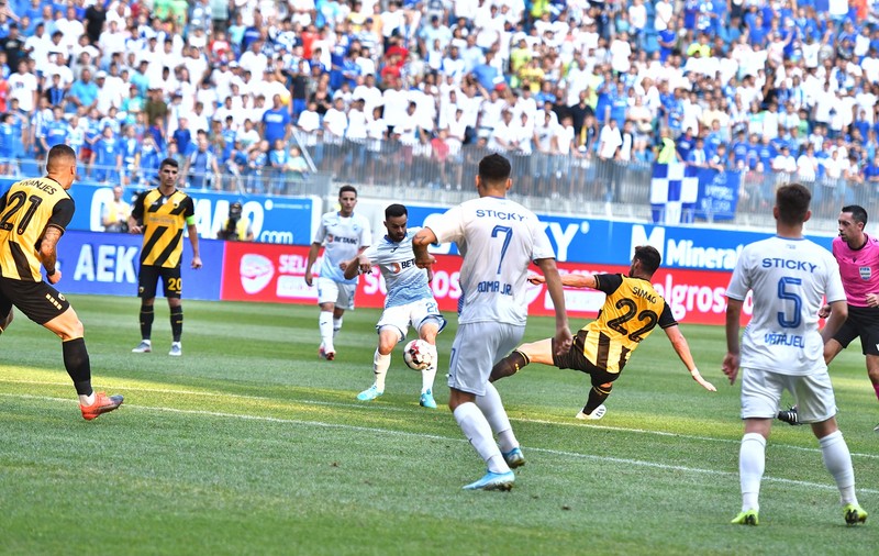 Universitatea Craiova - AEK Atena 0-2, în turul III preliminar din Liga Europa. Mantalos și Livaja decid meciul. Peste 3.000 de ”leuți”, triști în tribune