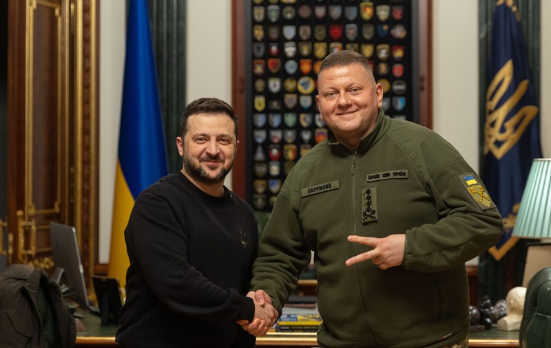 Zelenski l-a demis pe generalul Valeri Zalujnîi din fruntea armatei ucrainene, dar i-a propus „să rămână în echipă” . Cine îl înlocuiește