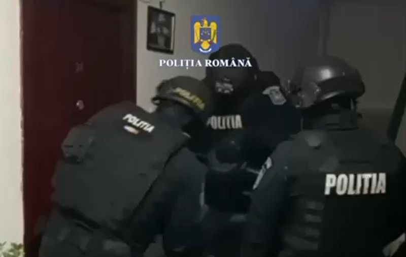 Trei trapperi, arestați după ce au bătut doi tineri și au publicat agresiunea pe rețelele sociale. Momentul în care sunt săltați de mascați