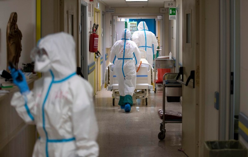 Măsuri disperate în Cehia: elevii de la liceele sanitare, trimiși în prima linie anti-COVID din spitale