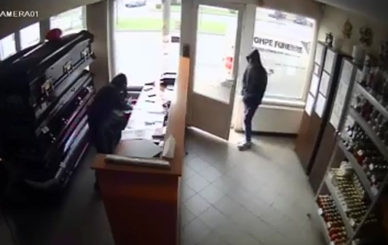 Trei tineri au dat spargerea la o firmă de pompe funebre!