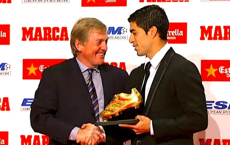 Luis Suarez a primit Gheata de Aur. A fost felicitat de Steven Gerrard