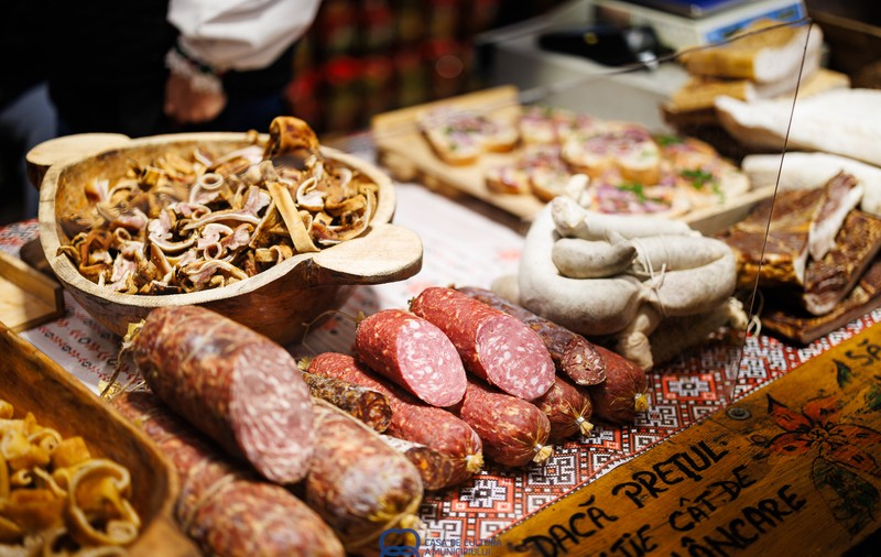 Cât costă un kilogram de șorici la Târgul de Crăciun Timișoara 2025? Cu banii aceștia poți cumpăra aproape 10 kg de cotlet de porc